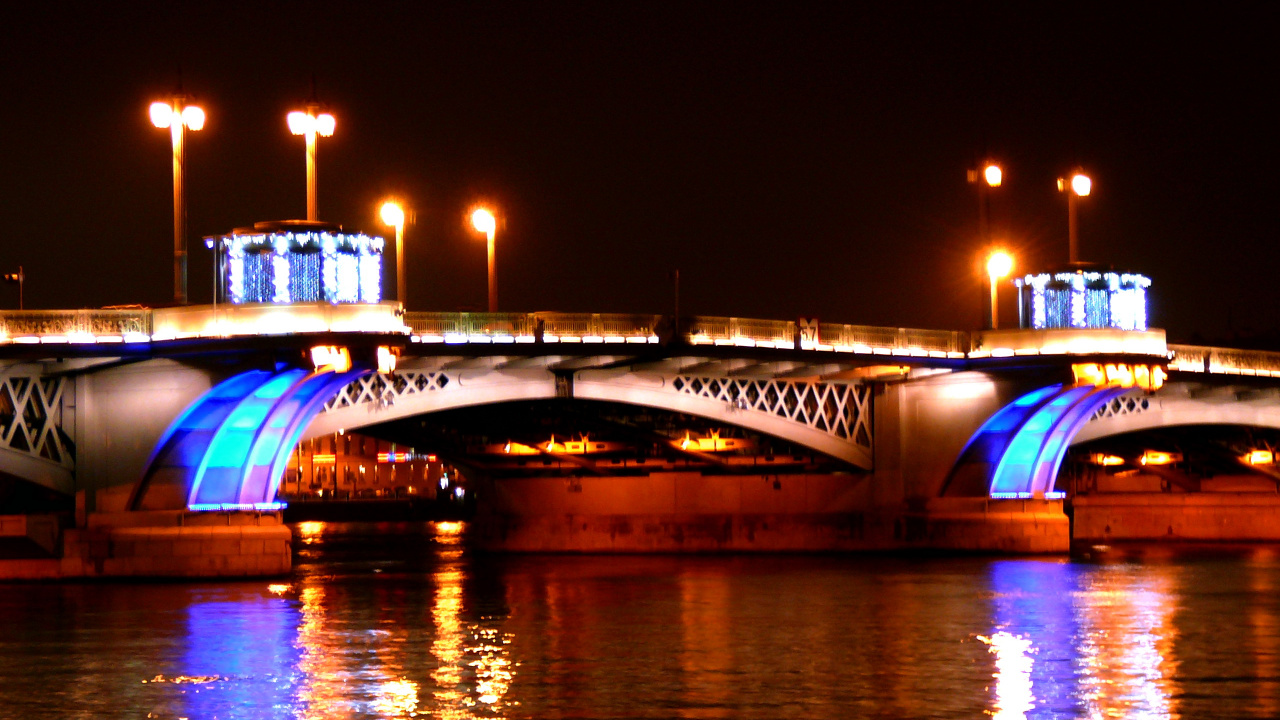 Puente Blanco y Marrón Durante la Noche.. Wallpaper in 1280x720 Resolution