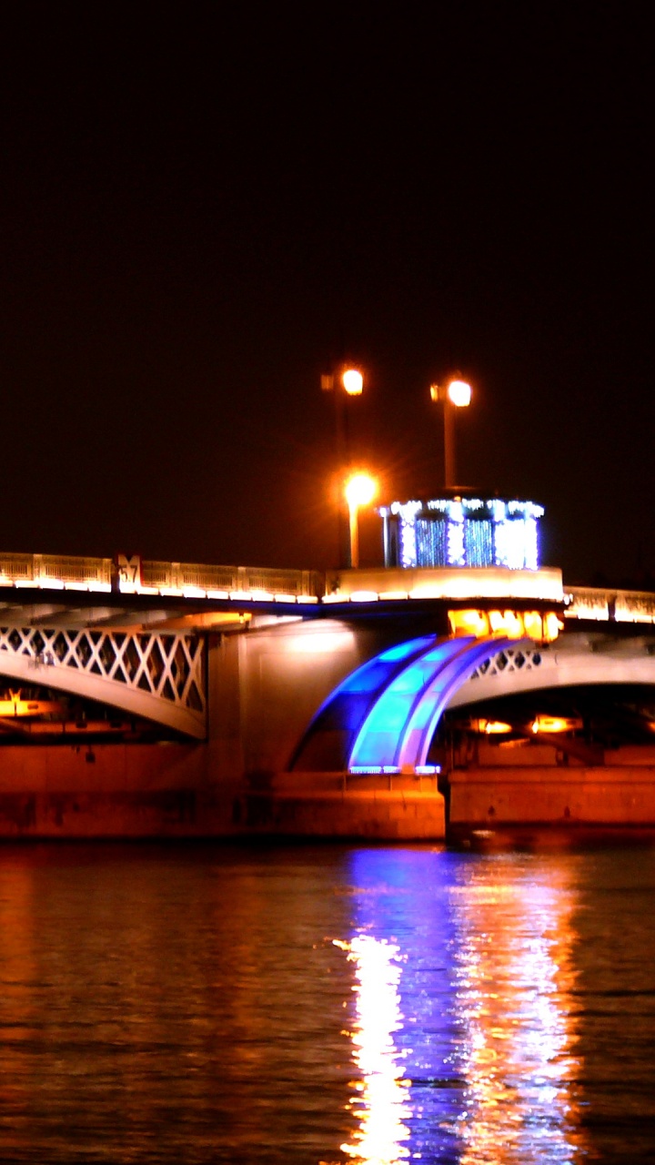 Puente Blanco y Marrón Durante la Noche.. Wallpaper in 720x1280 Resolution