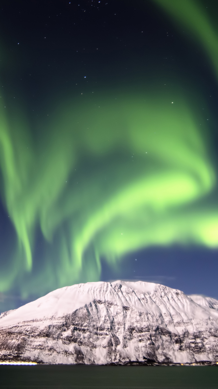 Grüne Polarlichter Über Schneebedecktem Berg. Wallpaper in 750x1334 Resolution