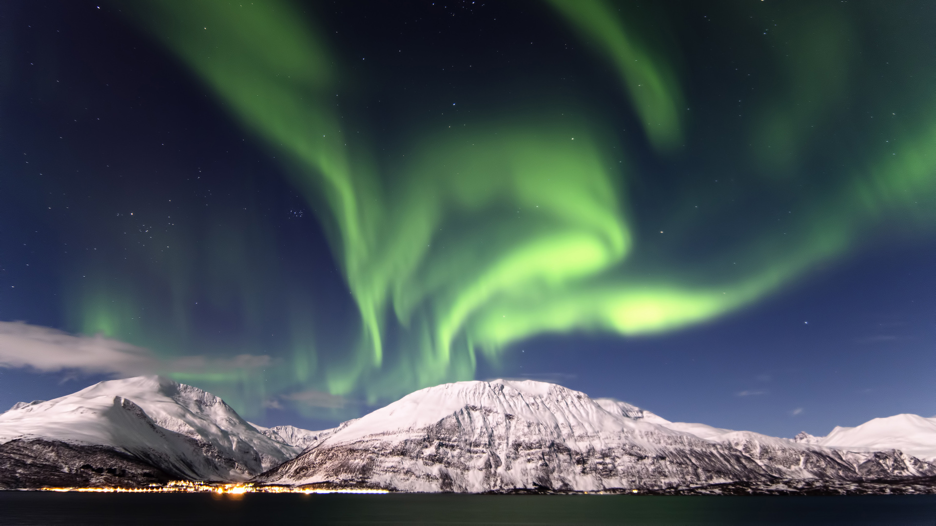 Luces de la Aurora Verde Sobre la Montaña Cubierta de Nieve. Wallpaper in 1920x1080 Resolution