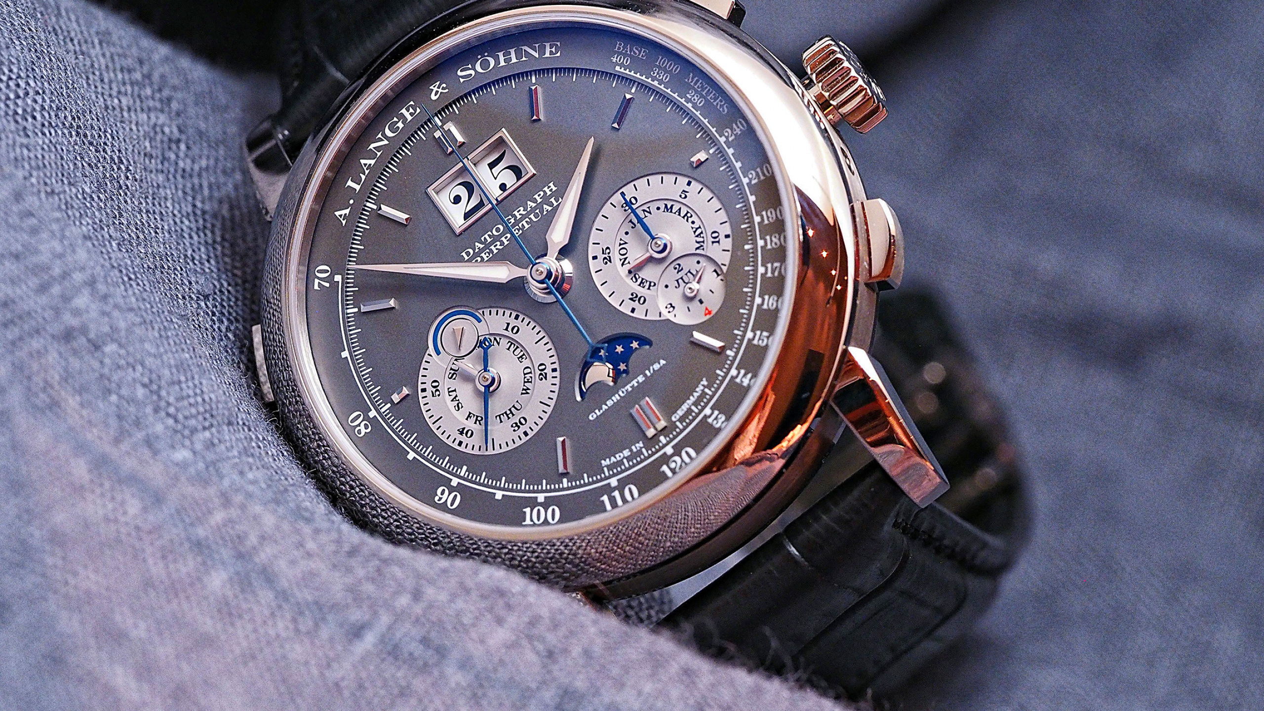 Montre Chronographe Argent et Noir. Wallpaper in 2560x1440 Resolution