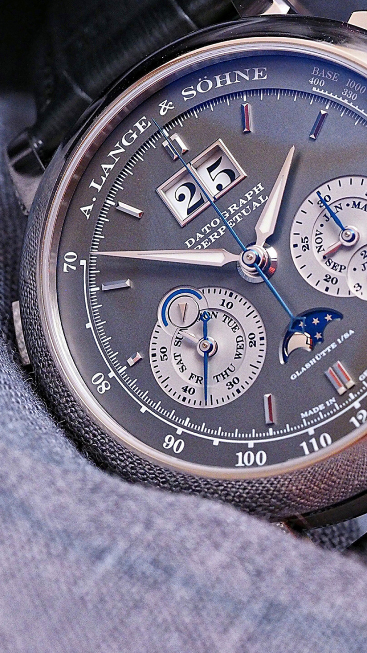 Silberne Und Schwarze Chronographenuhr. Wallpaper in 750x1334 Resolution