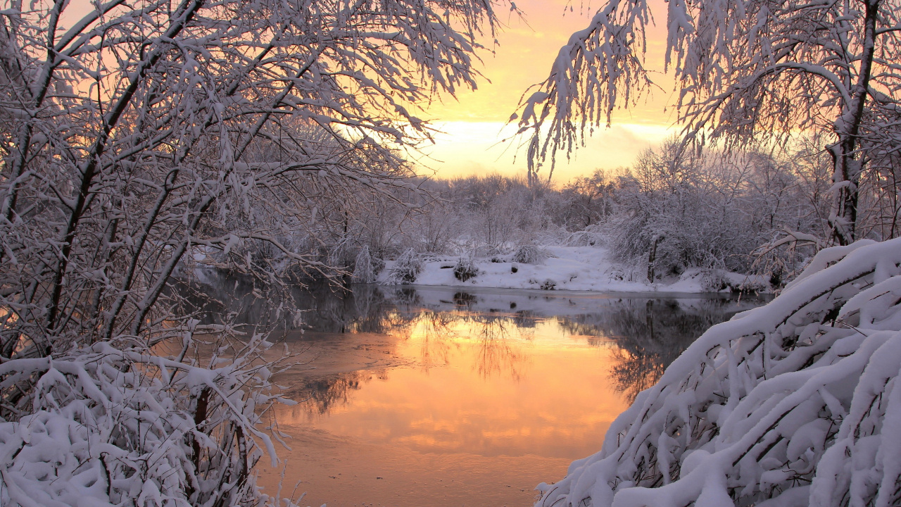 Suelo Cubierto de Nieve Cerca Del Cuerpo de Agua Durante el Día. Wallpaper in 1280x720 Resolution