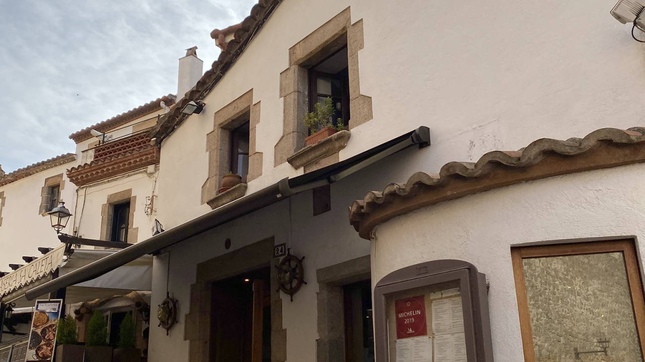 Haus, Nachbarschaft, Gebäude, Stadt, Fassade. Wallpaper in 1280x720 Resolution