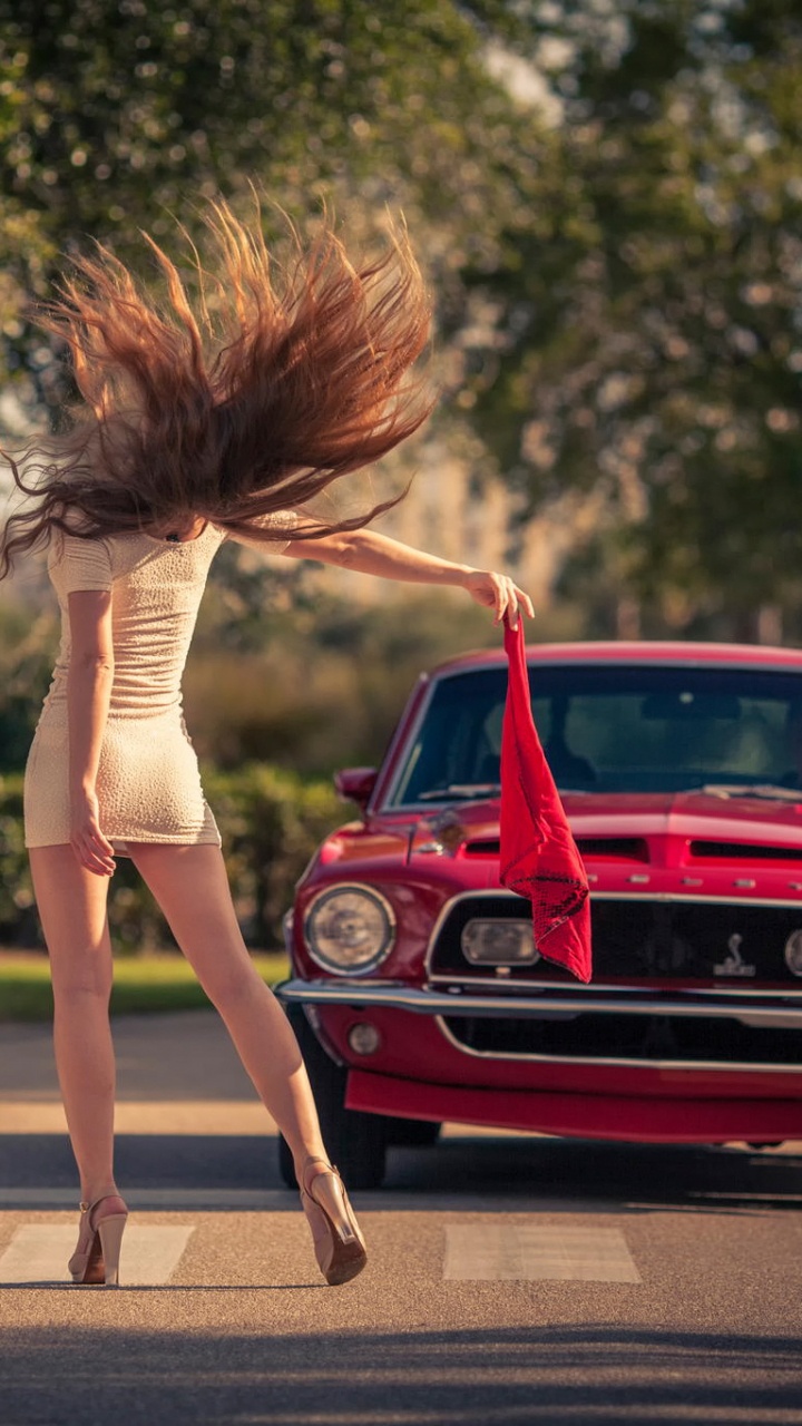 Frau im Weißen Höschen Neben Rotem Bmw m 3 Standing. Wallpaper in 720x1280 Resolution