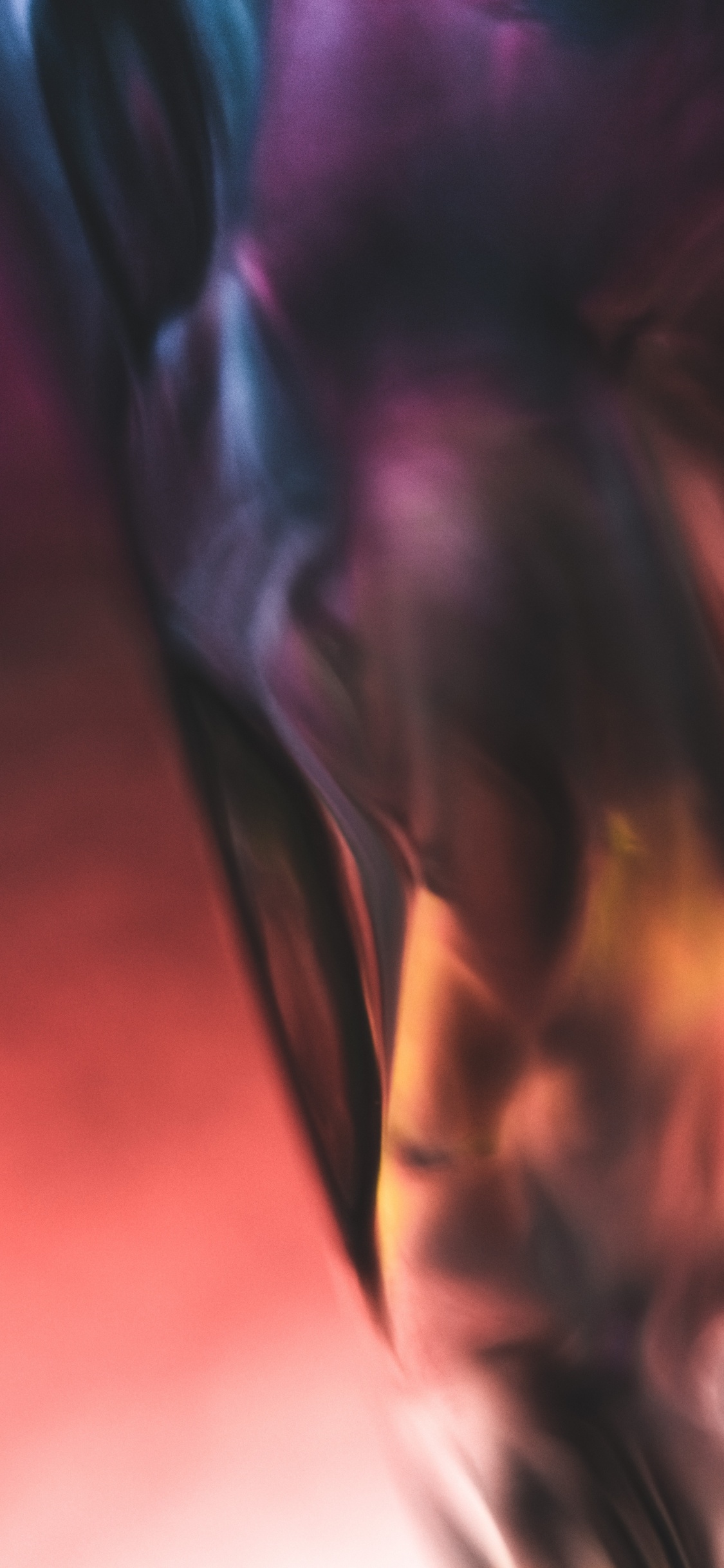 Femme en Chemise Noire et Blanche. Wallpaper in 1125x2436 Resolution