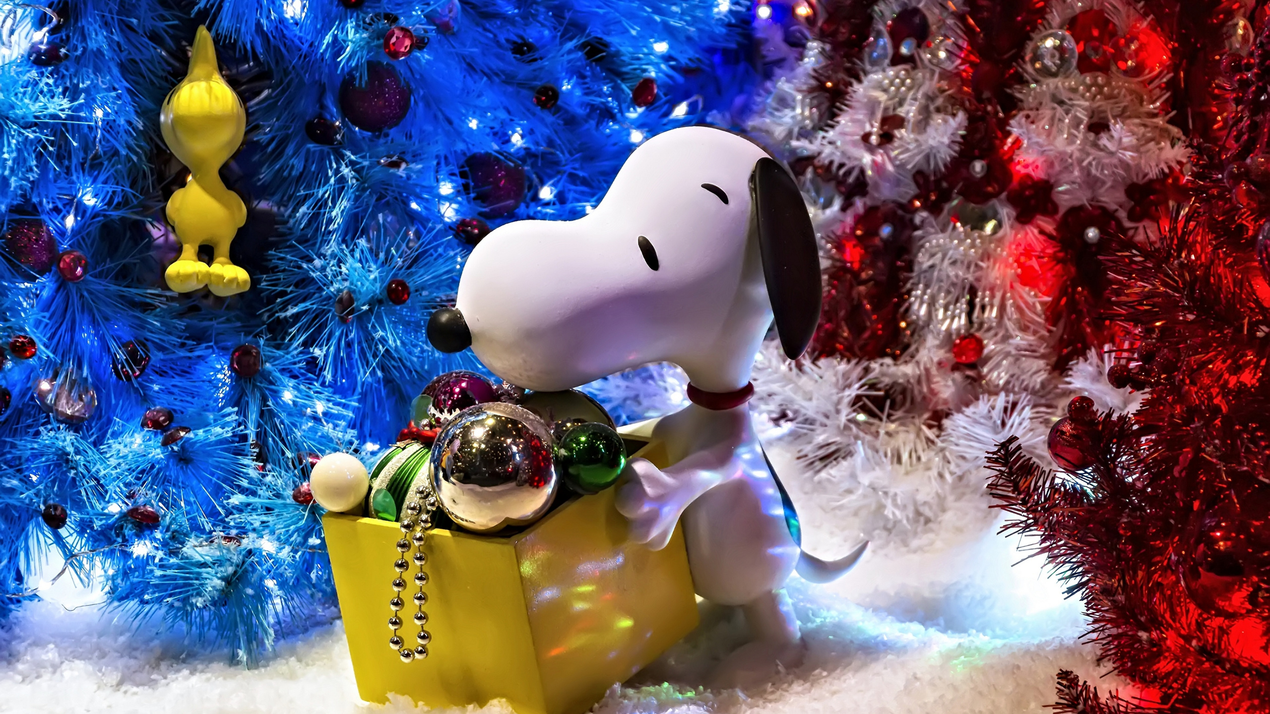 Snoopy, Charlie Brown, Weihnachten, Neujahr, Christmas Ornament. Wallpaper in 2560x1440 Resolution