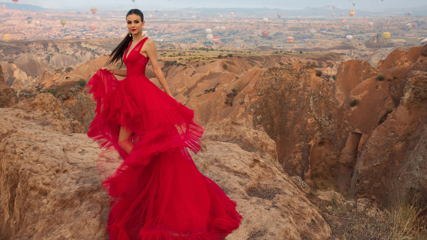 Victoria Justice, Schulter, Ökoregion, Menschen in Der Natur, Ärmel. Wallpaper in 1366x768 Resolution