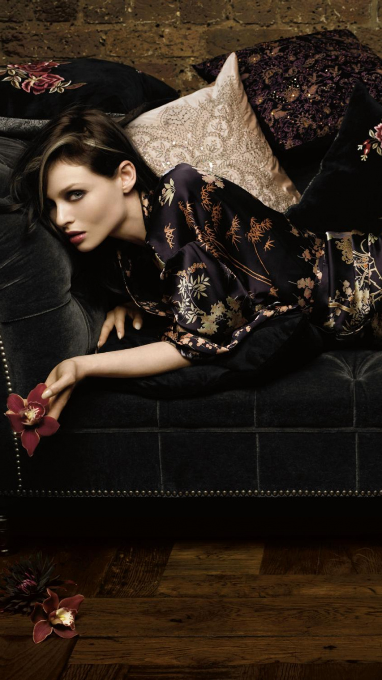 Sophie Ellis-Bextor, Beauty, Fashion, Leg, Dress. Wallpaper in 750x1334 Resolution