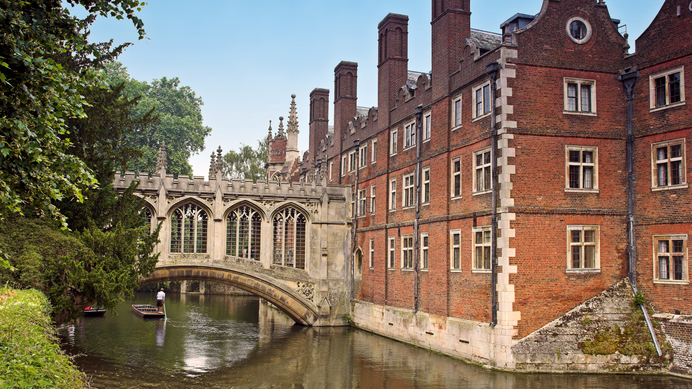 Bâtiment en Béton Brun à Côté de la Rivière Pendant la Journée. Wallpaper in 1366x768 Resolution