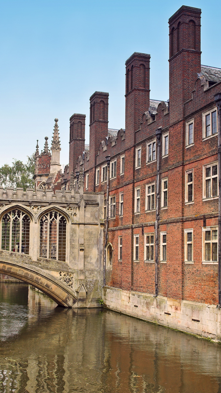 Bâtiment en Béton Brun à Côté de la Rivière Pendant la Journée. Wallpaper in 750x1334 Resolution