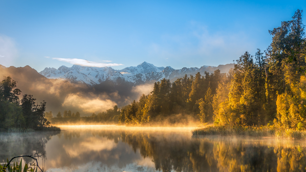 Braune Bäume in Der Nähe Von See Und Bergen Tagsüber. Wallpaper in 1280x720 Resolution