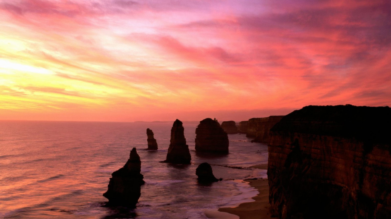 Silhouette de Rochers au Bord de la Mer Pendant le Coucher du Soleil. Wallpaper in 1366x768 Resolution