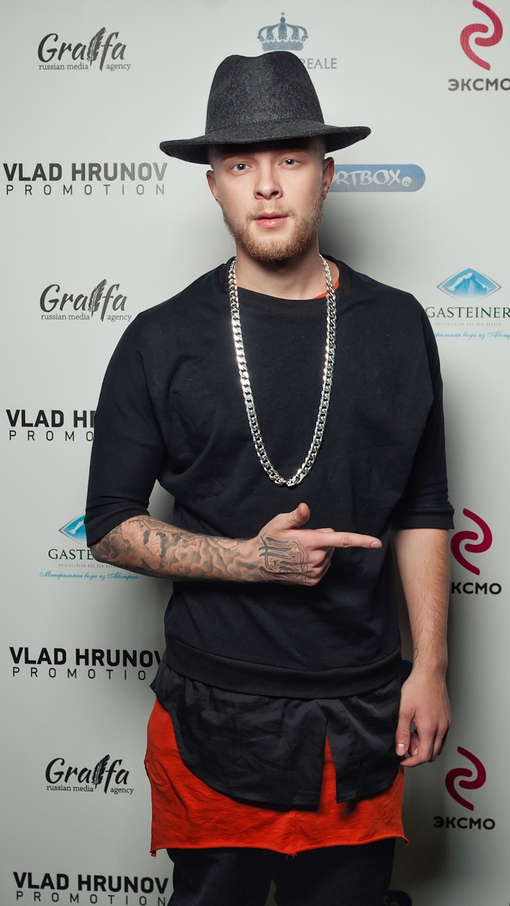 Eyewear, Headgear, Fashion Accessory, Carpet, Street Fashion. Wallpaper in 720x1280 Resolution