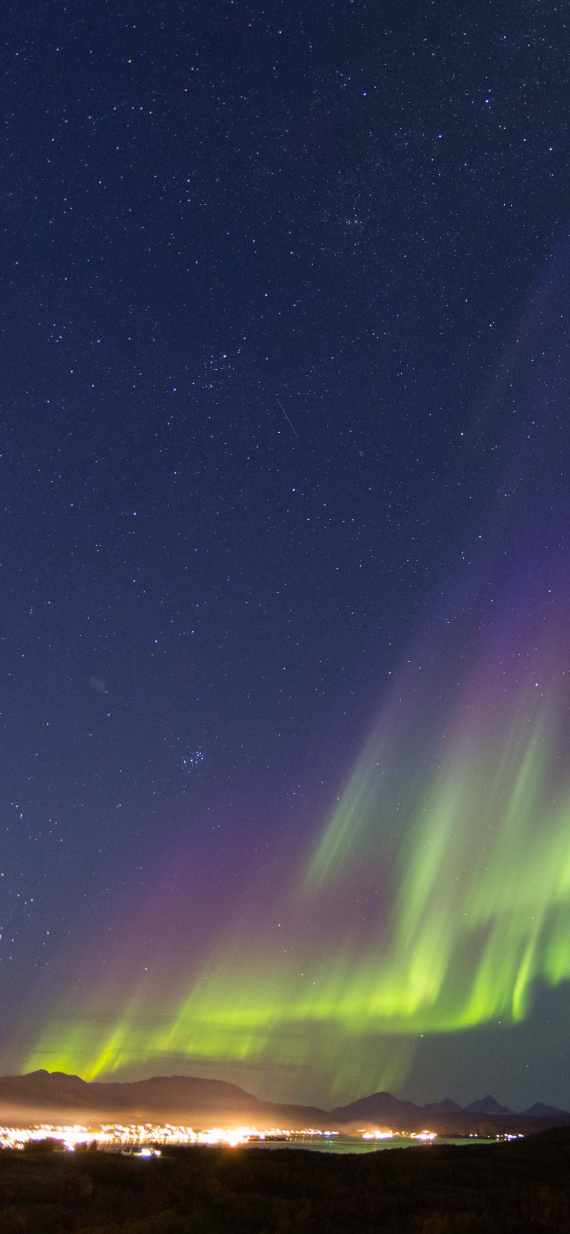 Aurora, Nature, Green, Atmosphère, Nuit. Wallpaper in 1125x2436 Resolution