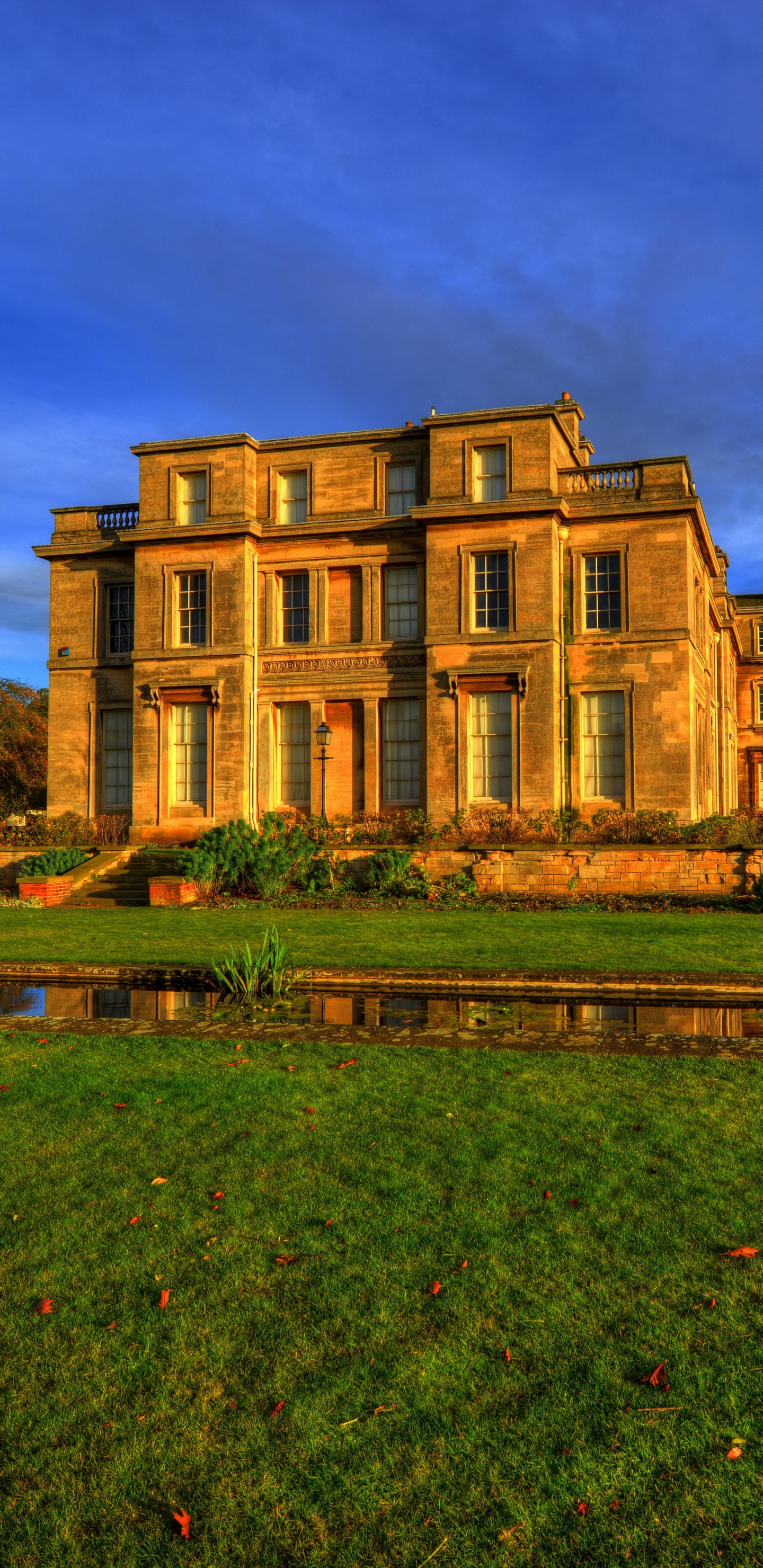 Bâtiment en Béton Brun Près du Champ D'herbe Verte Sous Ciel Bleu Pendant la Journée. Wallpaper in 1440x2960 Resolution