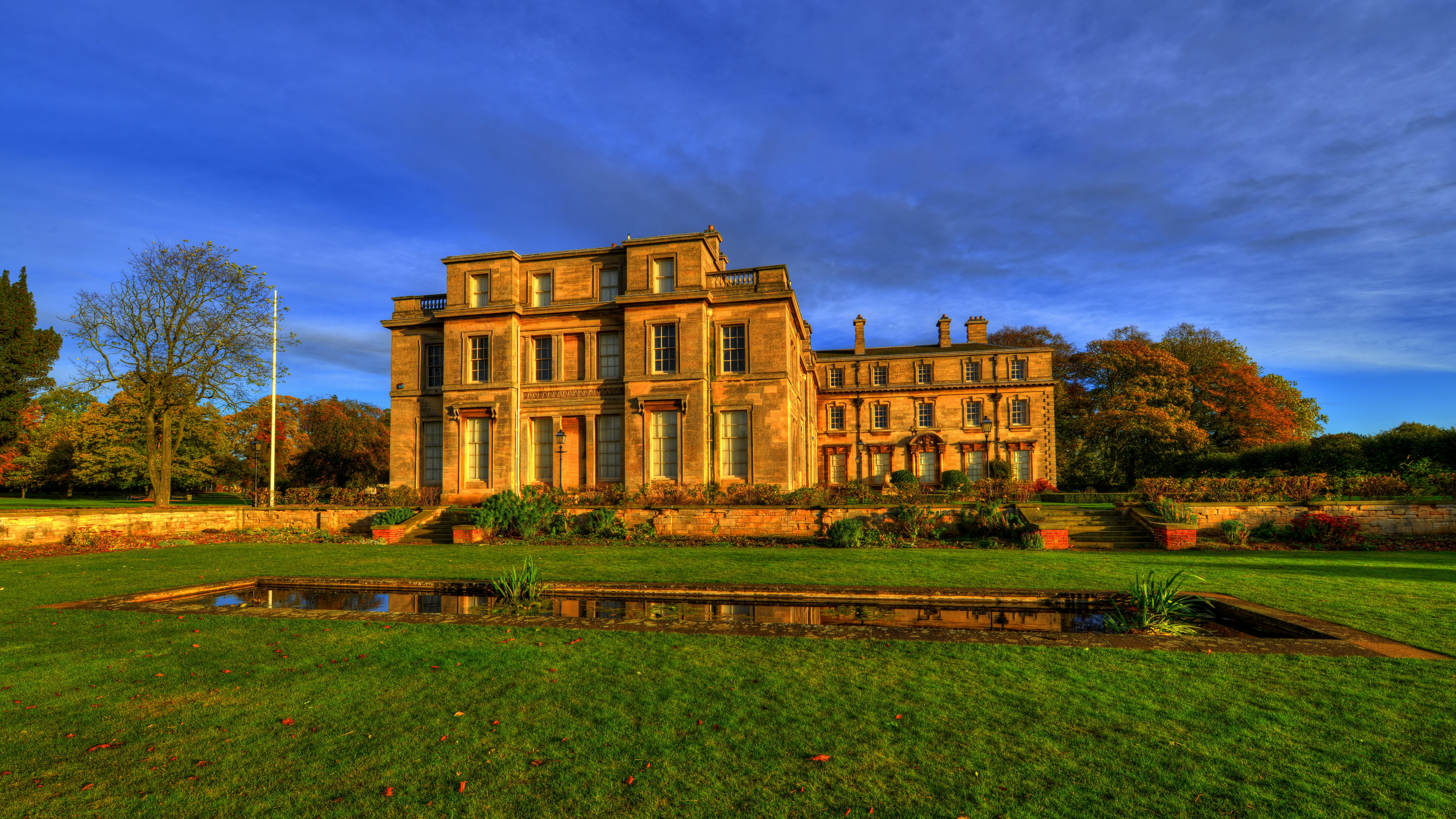 Bâtiment en Béton Brun Près du Champ D'herbe Verte Sous Ciel Bleu Pendant la Journée. Wallpaper in 3840x2160 Resolution