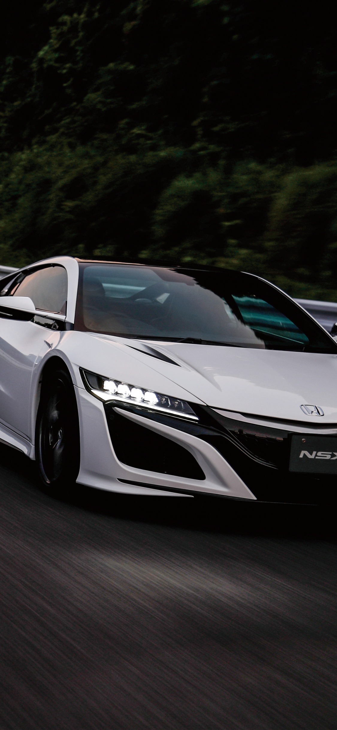 Porsche 911 Plateado en la Carretera Durante el Día. Wallpaper in 1125x2436 Resolution