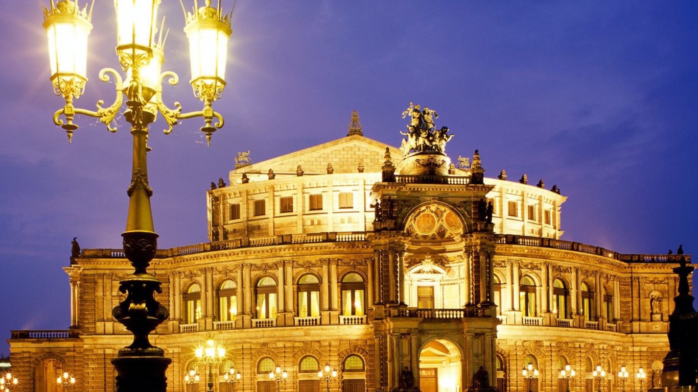 Weißes Betongebäude Unter Blauem Himmel Während Der Nacht. Wallpaper in 1366x768 Resolution