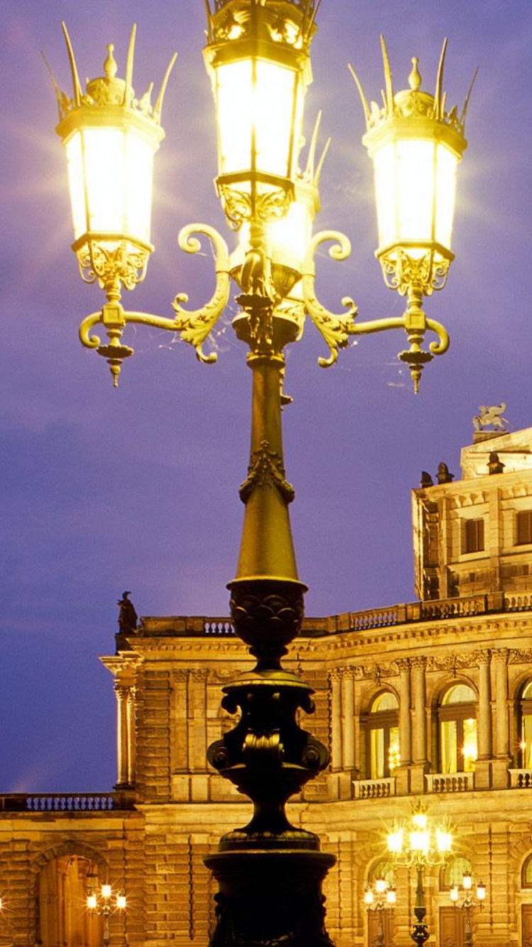 Weißes Betongebäude Unter Blauem Himmel Während Der Nacht. Wallpaper in 750x1334 Resolution