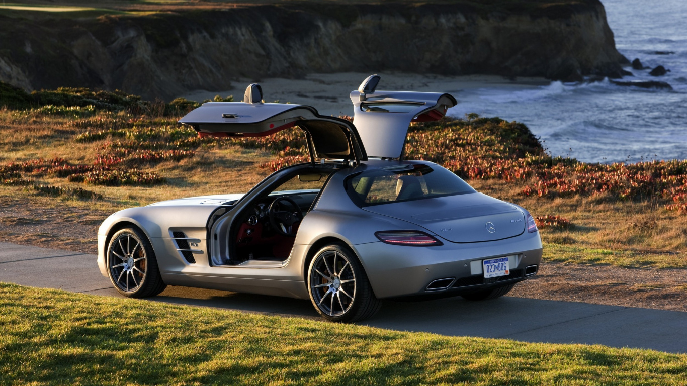 Weißer Und Schwarzer Porsche 911 Auf Grüner Wiese Tagsüber. Wallpaper in 1366x768 Resolution