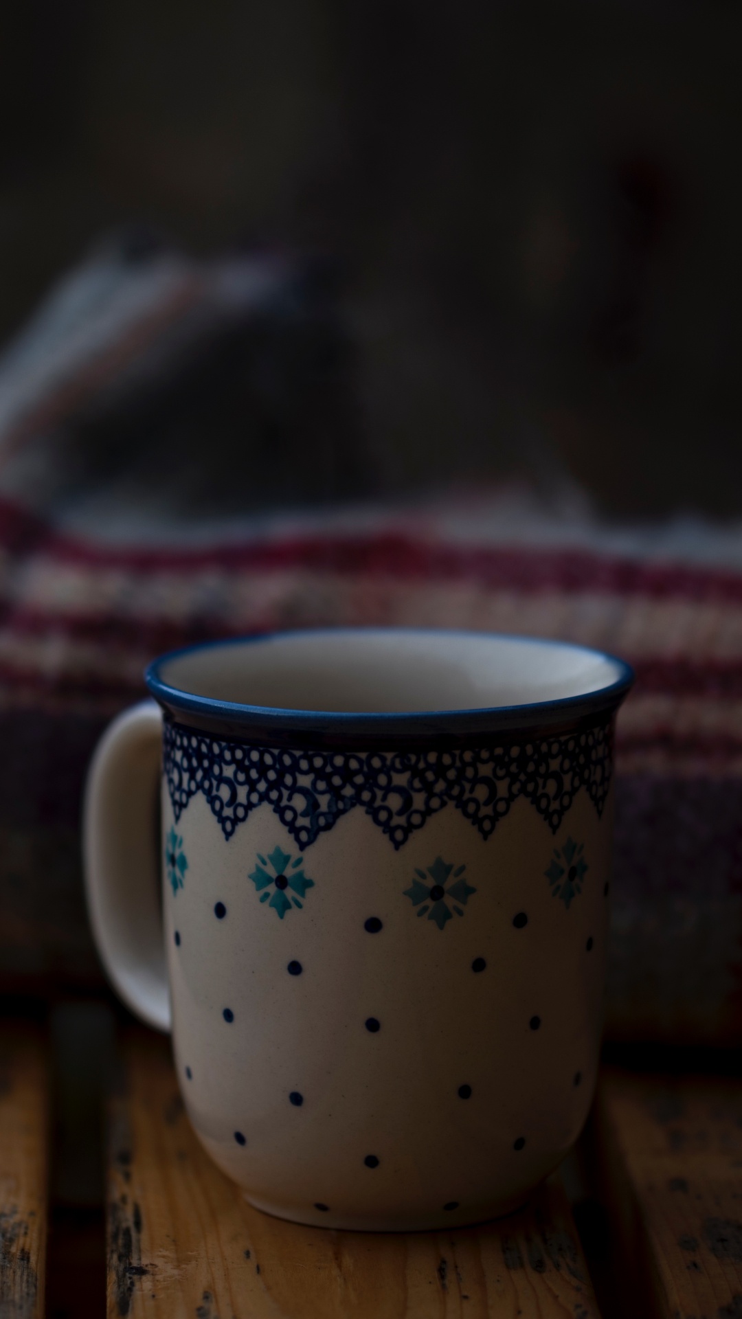 Taza de Cerámica Floral Blanca y Azul Sobre Mesa de Madera Marrón. Wallpaper in 1080x1920 Resolution