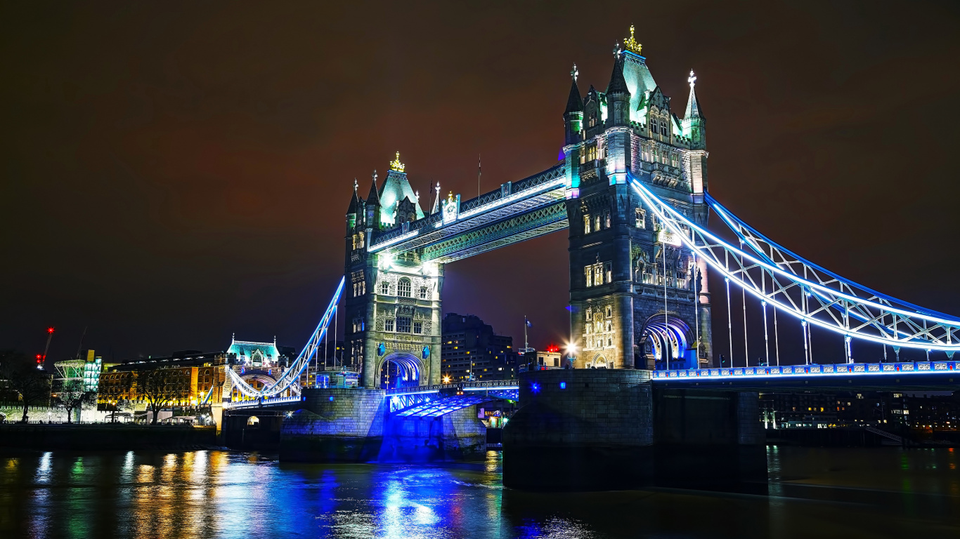 Puente Sobre el Agua Durante la Noche. Wallpaper in 1366x768 Resolution