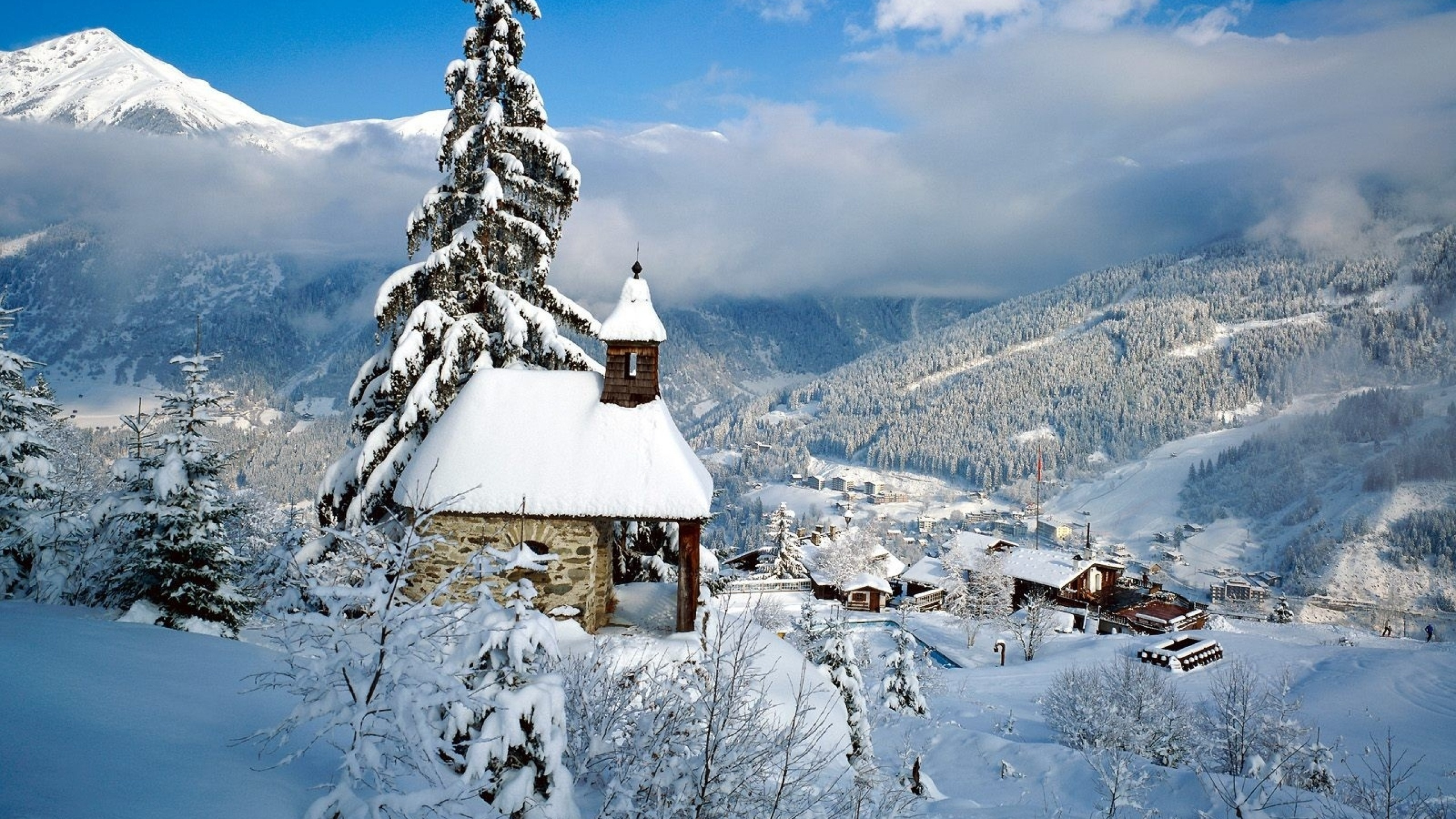 Brown Wooden House on Snow Covered Ground During Daytime. Wallpaper in 2560x1440 Resolution
