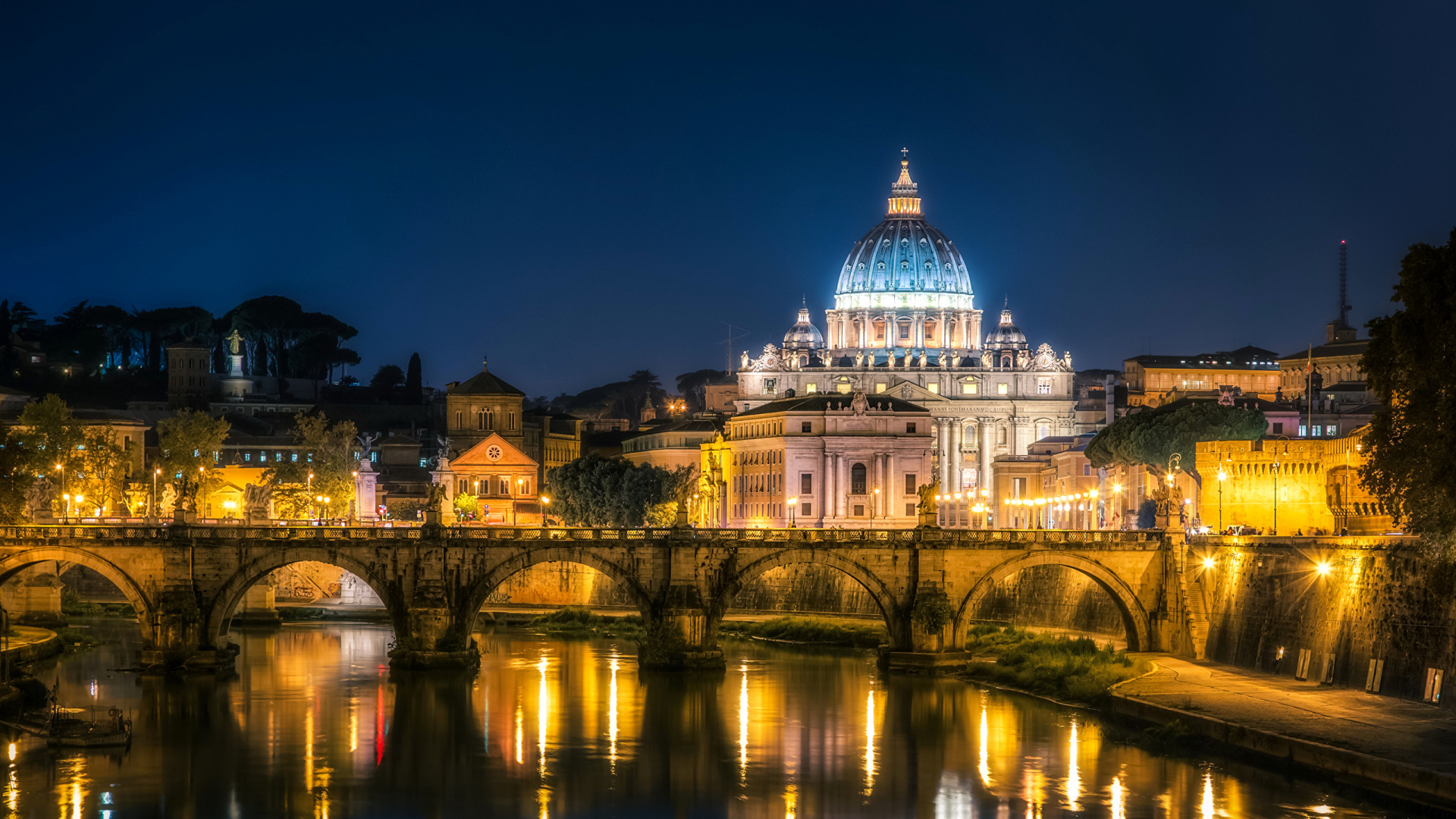 Weißes Betongebäude in Der Nähe Von Gewässern Während Der Nacht. Wallpaper in 1920x1080 Resolution