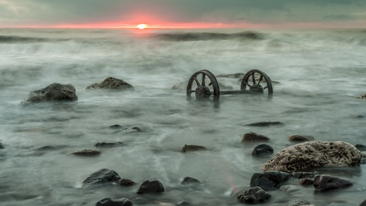 Rocas Negras y Grises en el Cuerpo de Agua. Wallpaper in 1280x720 Resolution