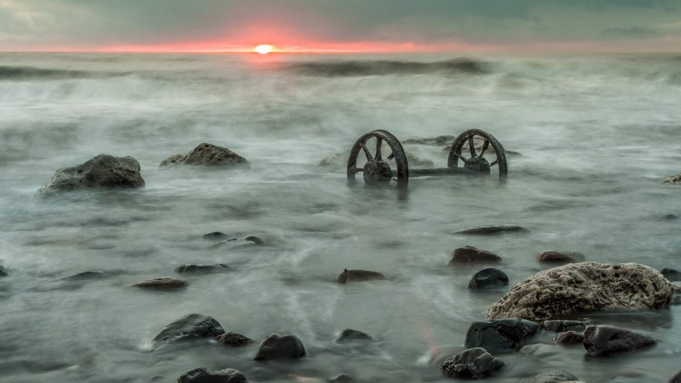 Rocas Negras y Grises en el Cuerpo de Agua. Wallpaper in 1366x768 Resolution