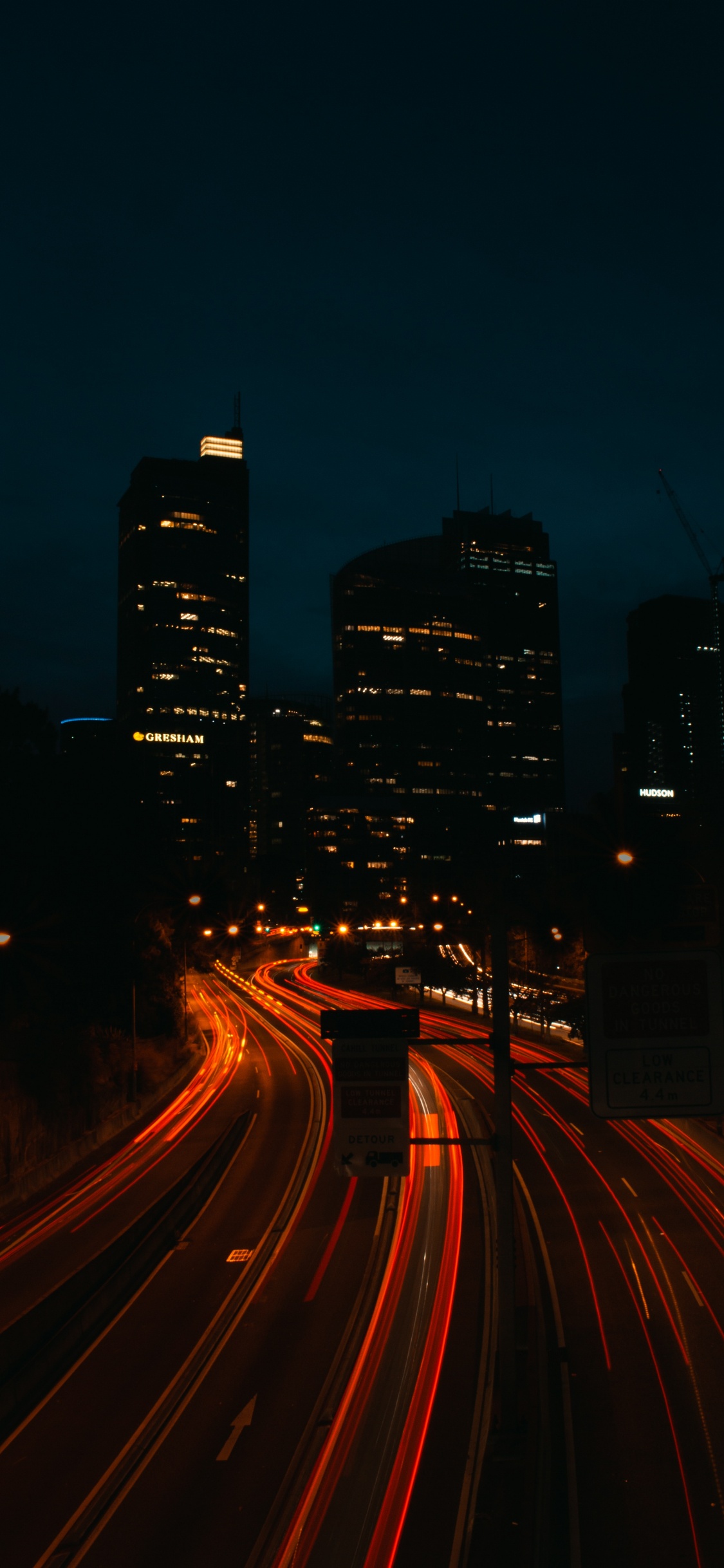 Fotografía de Lapso de Tiempo de la Ciudad Durante la Noche.. Wallpaper in 1125x2436 Resolution