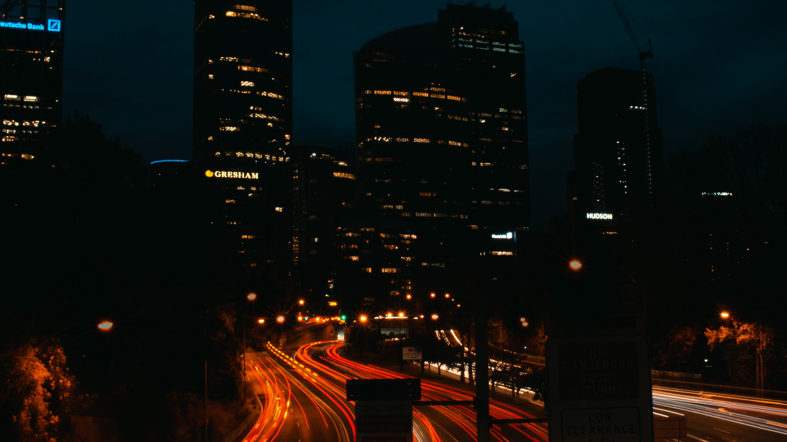 Fotografía de Lapso de Tiempo de la Ciudad Durante la Noche.. Wallpaper in 2560x1440 Resolution