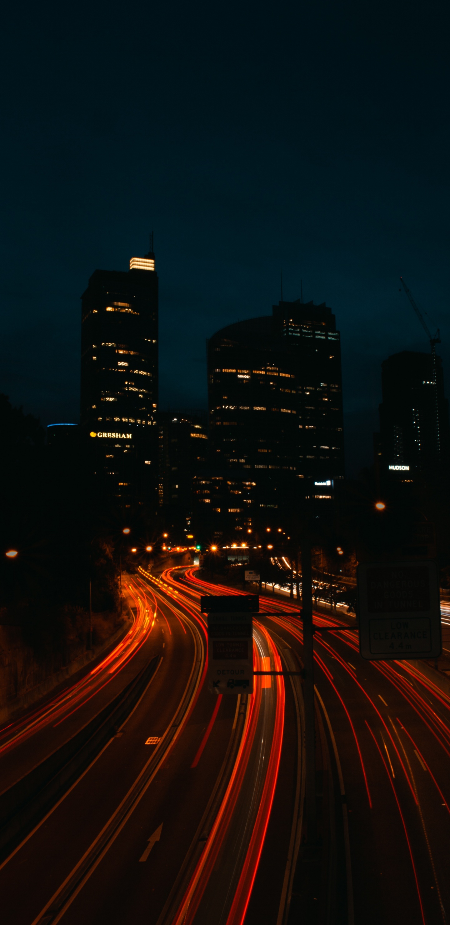 Photographie en Accéléré de la Ville Pendant la Nuit. Wallpaper in 1440x2960 Resolution