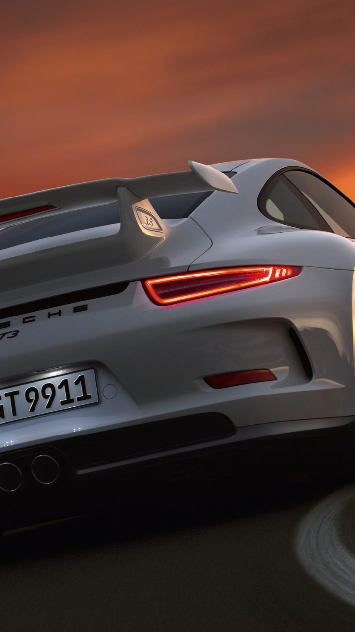 Grauer Porsche 911 Unterwegs. Wallpaper in 720x1280 Resolution