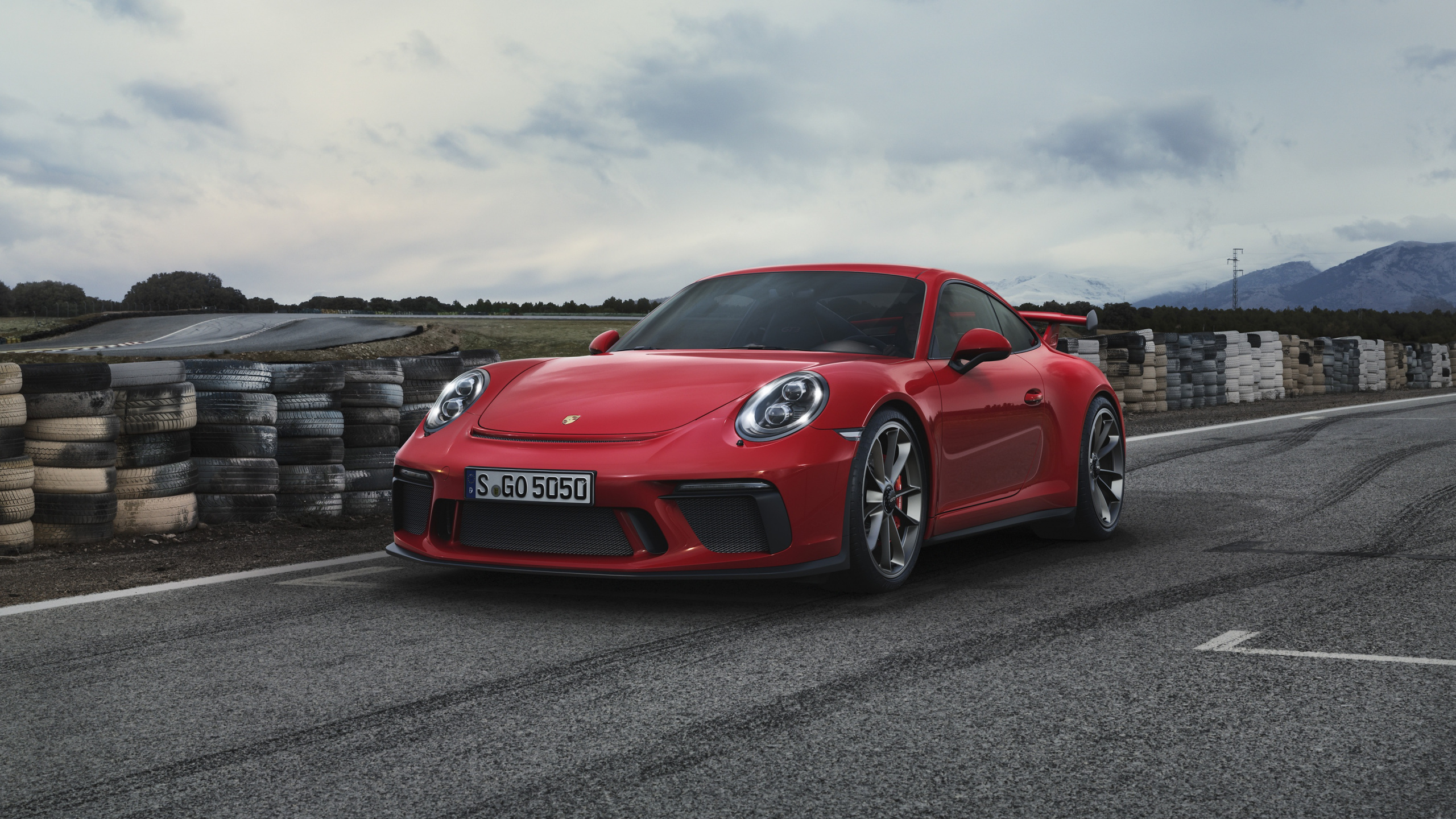 Ferrari Rojo 458 Italia en la Carretera. Wallpaper in 2560x1440 Resolution