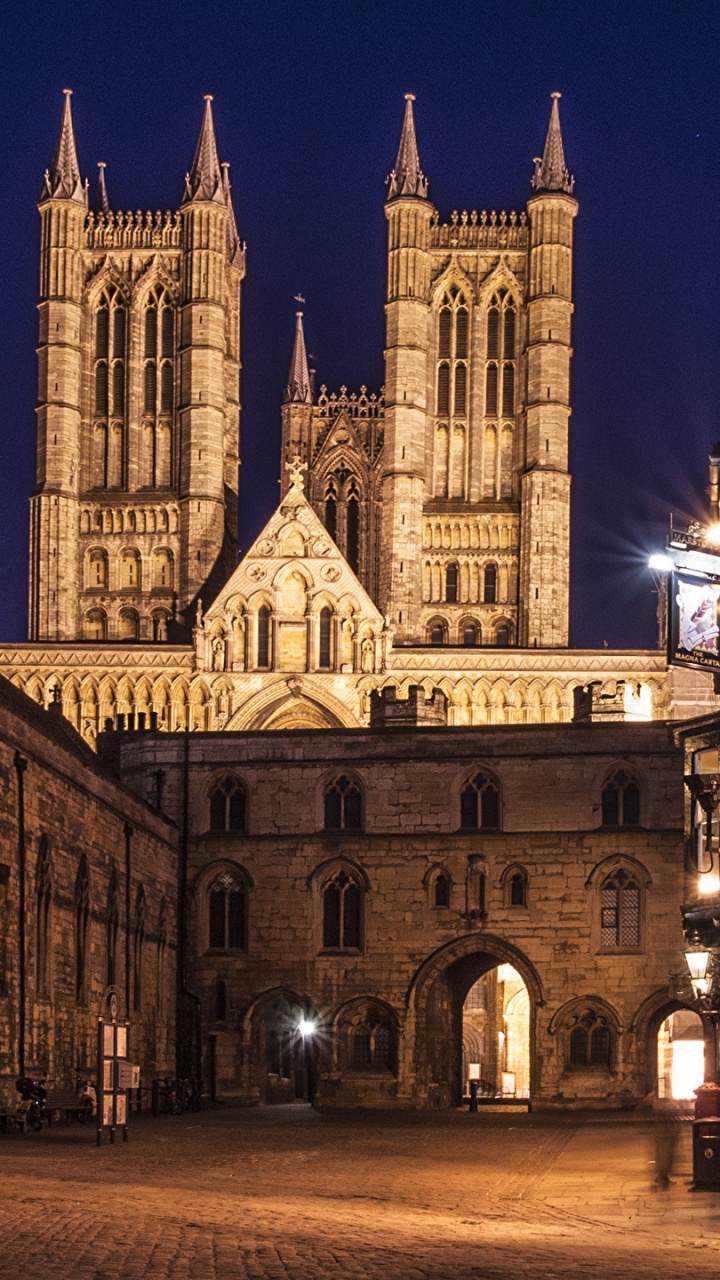 Edificio de Hormigón Marrón Durante la Noche. Wallpaper in 720x1280 Resolution
