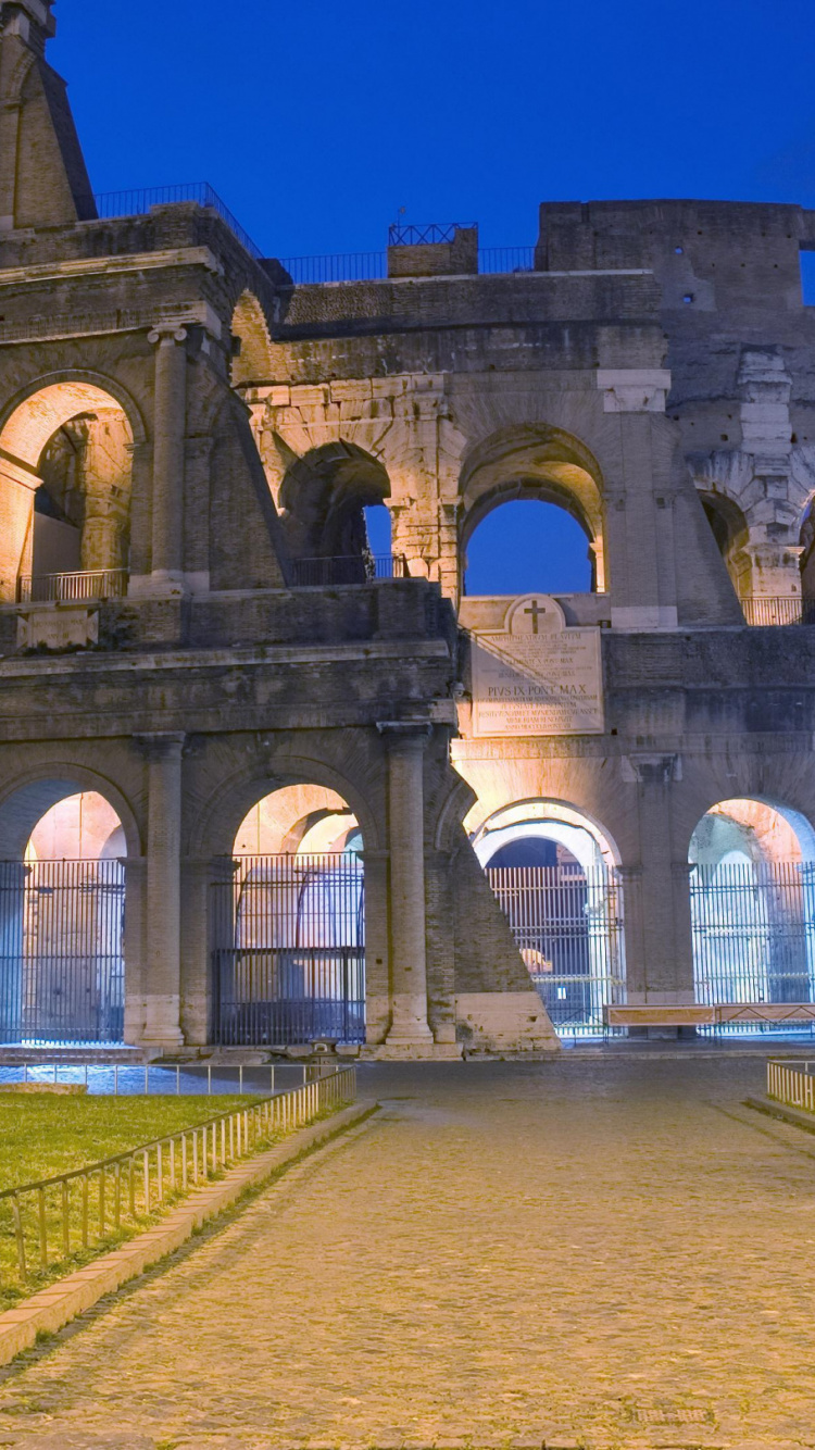 Braunes Betongebäude Unter Blauem Himmel Tagsüber. Wallpaper in 750x1334 Resolution