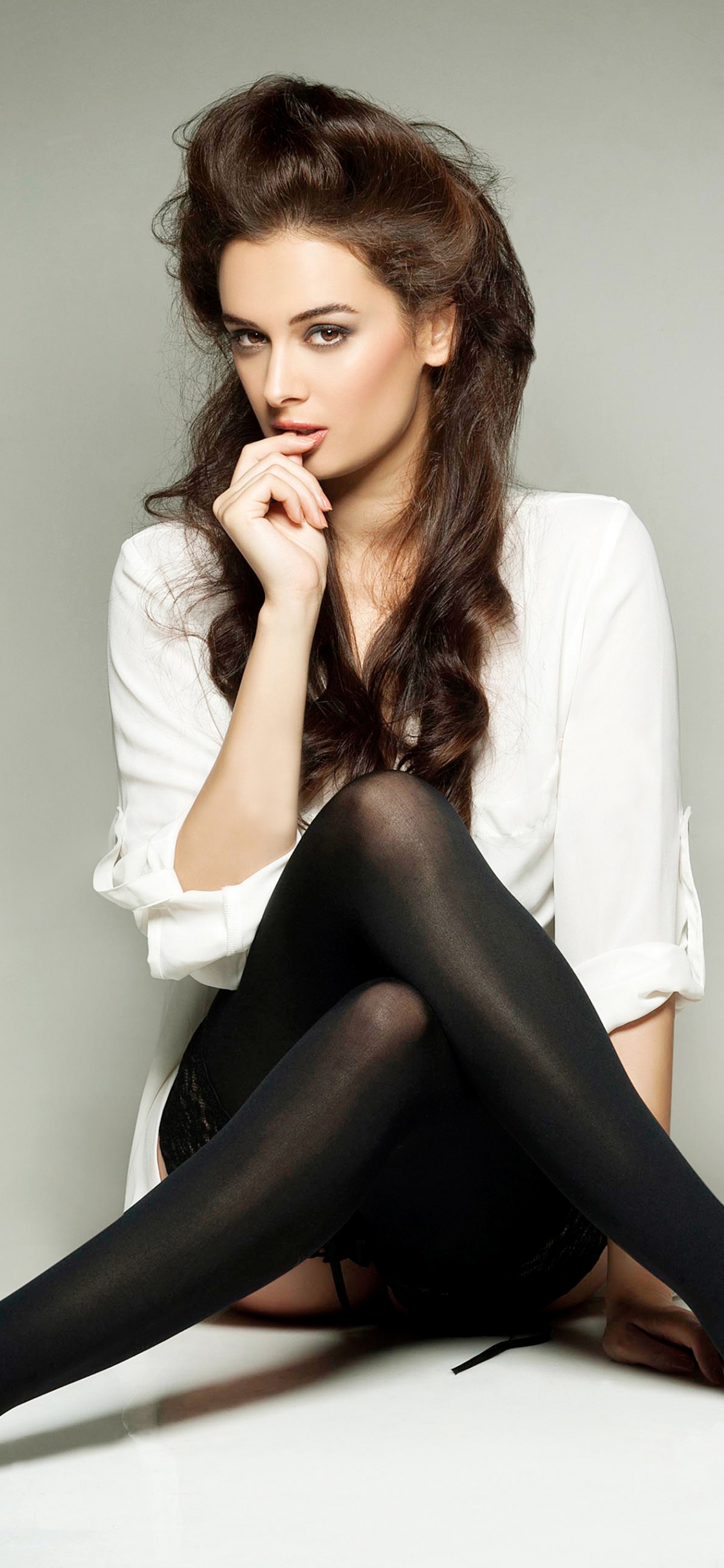 Bollywood, Actor, Modelo, Medias, Pierna. Wallpaper in 1125x2436 Resolution