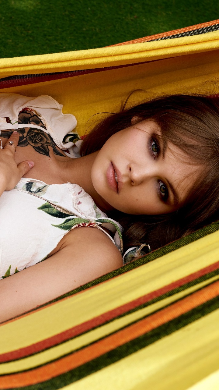 Gelb, Hängematte, Spaß, Gras, Freizeit. Wallpaper in 720x1280 Resolution