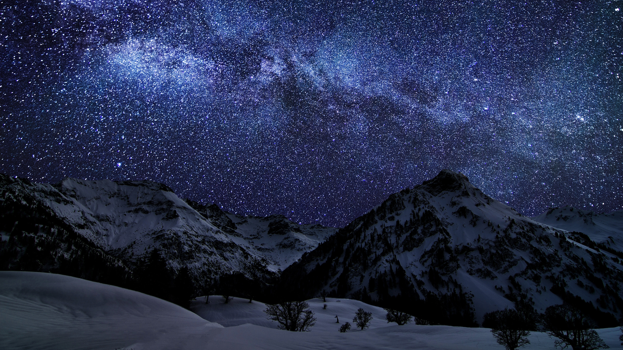 Snow Covered Mountain Under Starry Night. Wallpaper in 2560x1440 Resolution