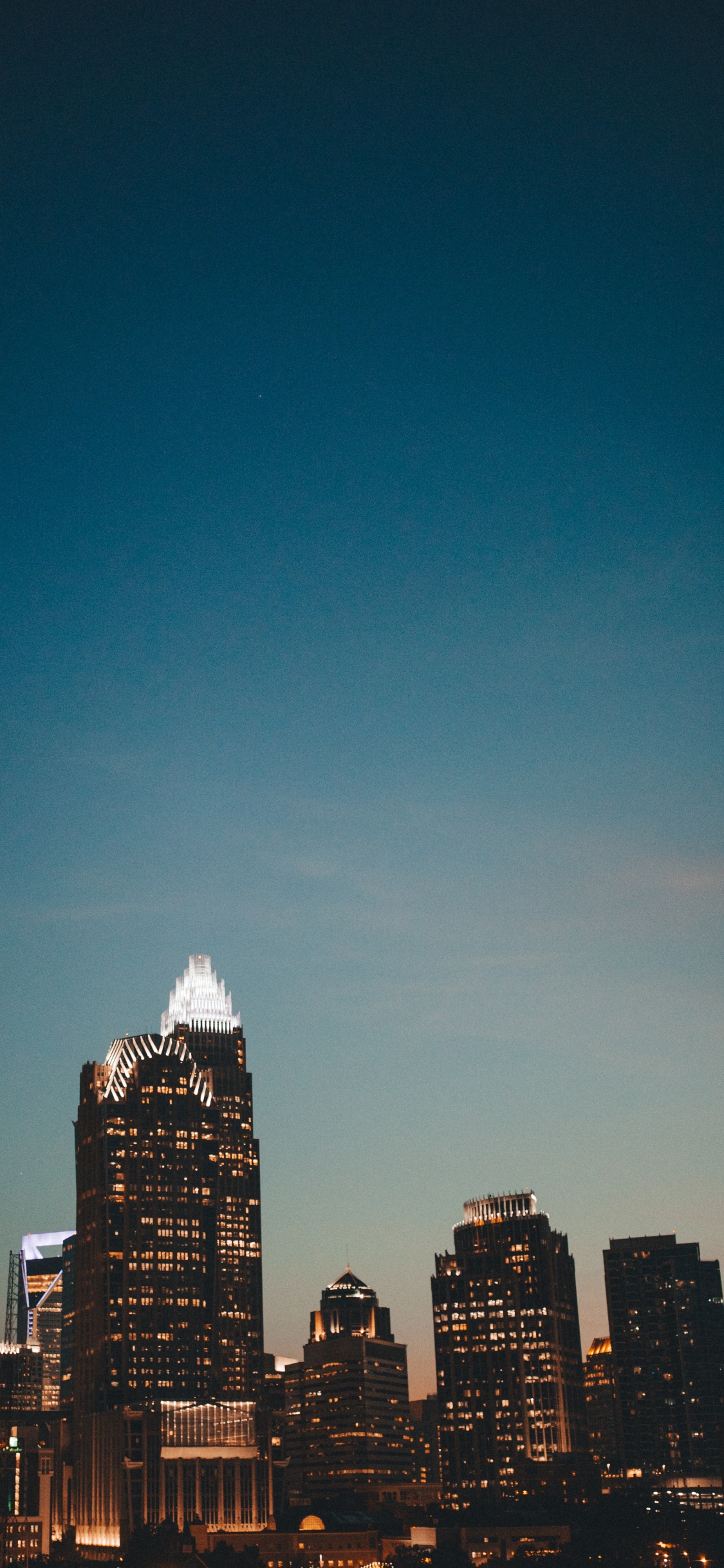 Horizon de la Ville Sous le Ciel Bleu Pendant la Nuit. Wallpaper in 1125x2436 Resolution