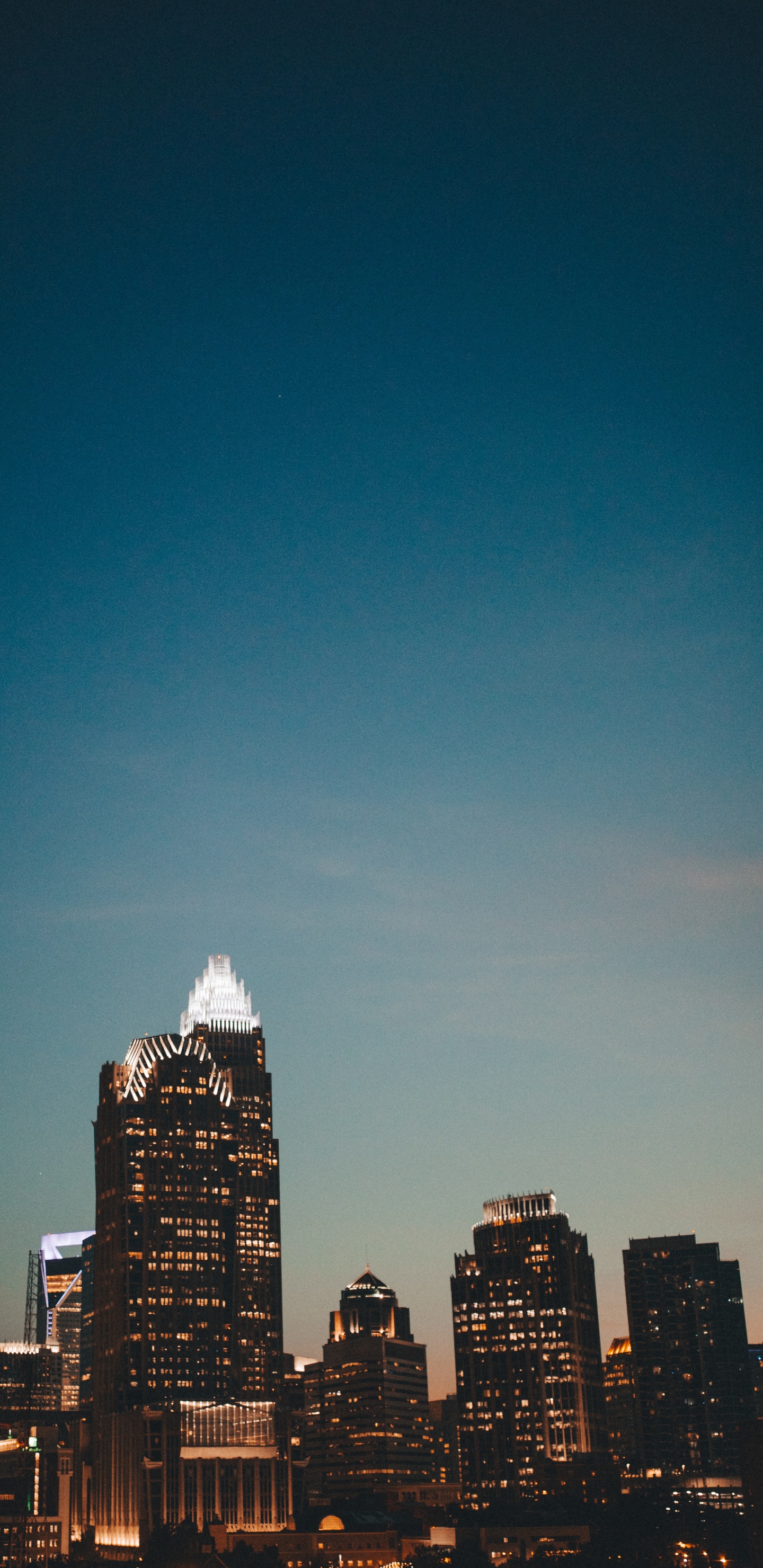 Horizon de la Ville Sous le Ciel Bleu Pendant la Nuit. Wallpaper in 1440x2960 Resolution