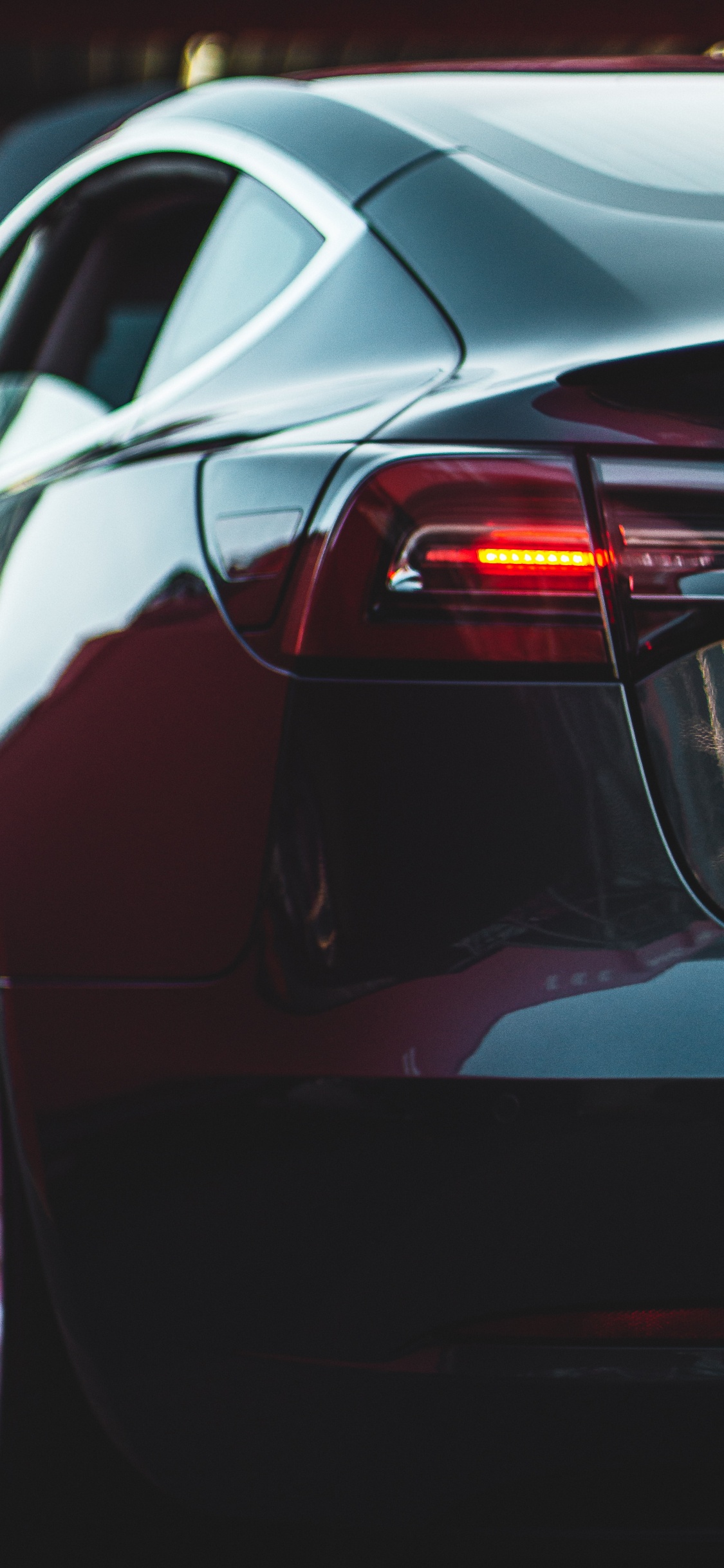 Rotes Auto Mit Weißem Licht. Wallpaper in 1125x2436 Resolution