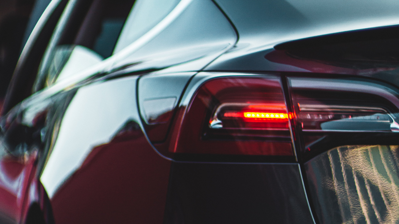 Rotes Auto Mit Weißem Licht. Wallpaper in 1366x768 Resolution