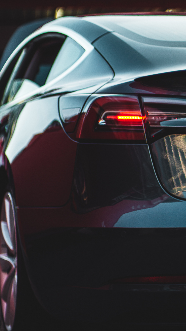 Rotes Auto Mit Weißem Licht. Wallpaper in 750x1334 Resolution