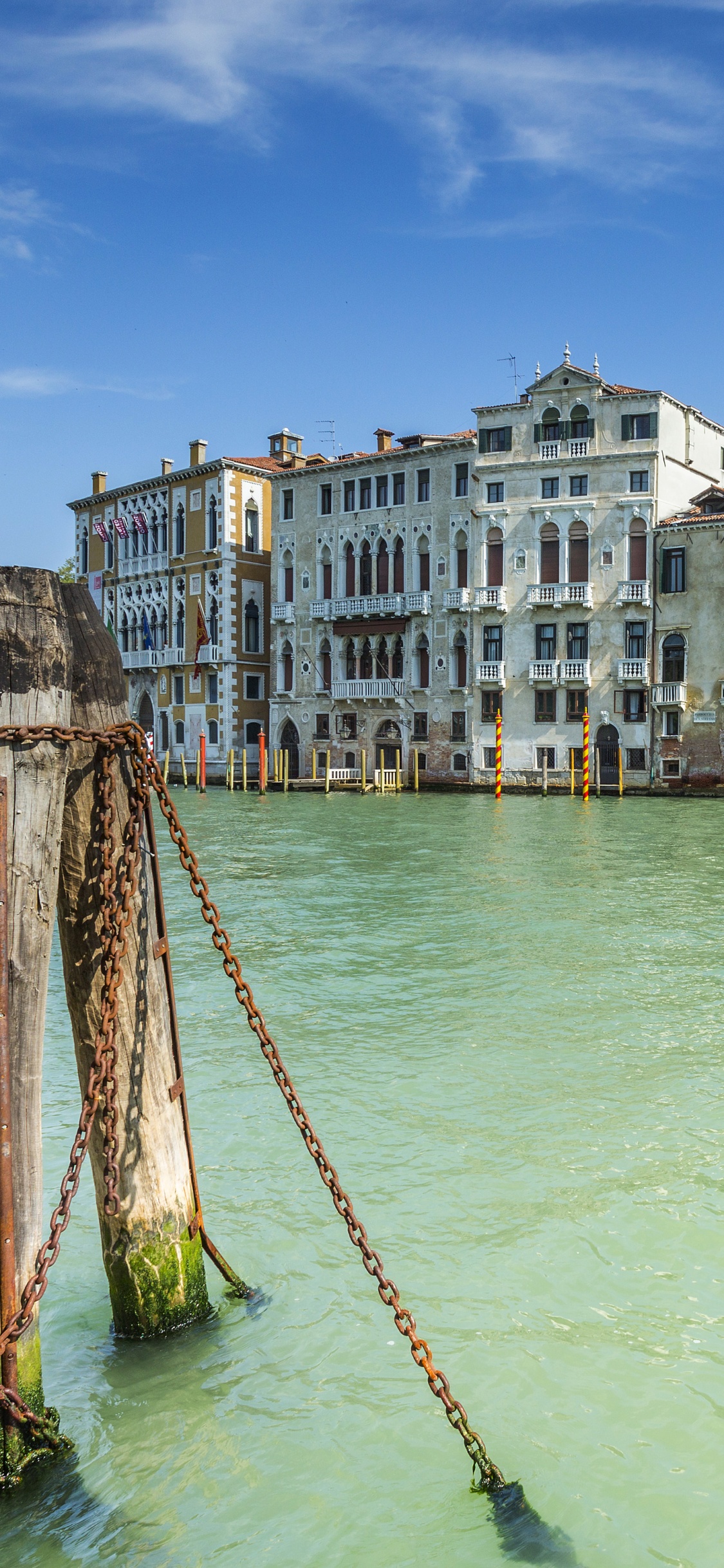 Gewässer in Der Nähe Von Gebäuden Tagsüber. Wallpaper in 1125x2436 Resolution