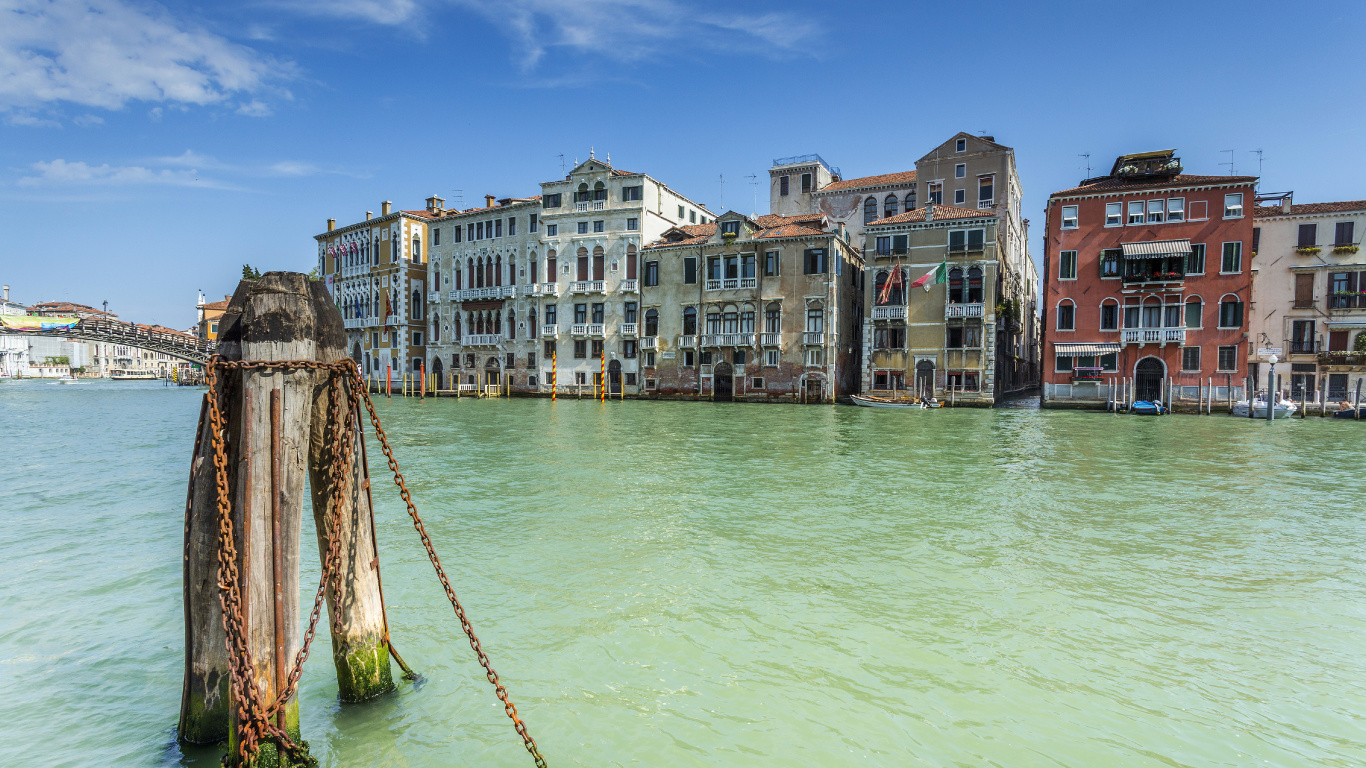 Body of Water Near Buildings During Daytime. Wallpaper in 1366x768 Resolution