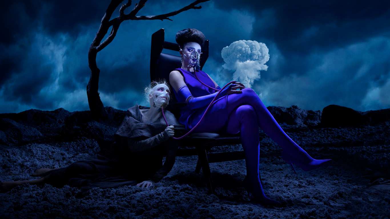 Femme en Veste Noire Assise Sur un Banc en Bois Noir. Wallpaper in 1366x768 Resolution