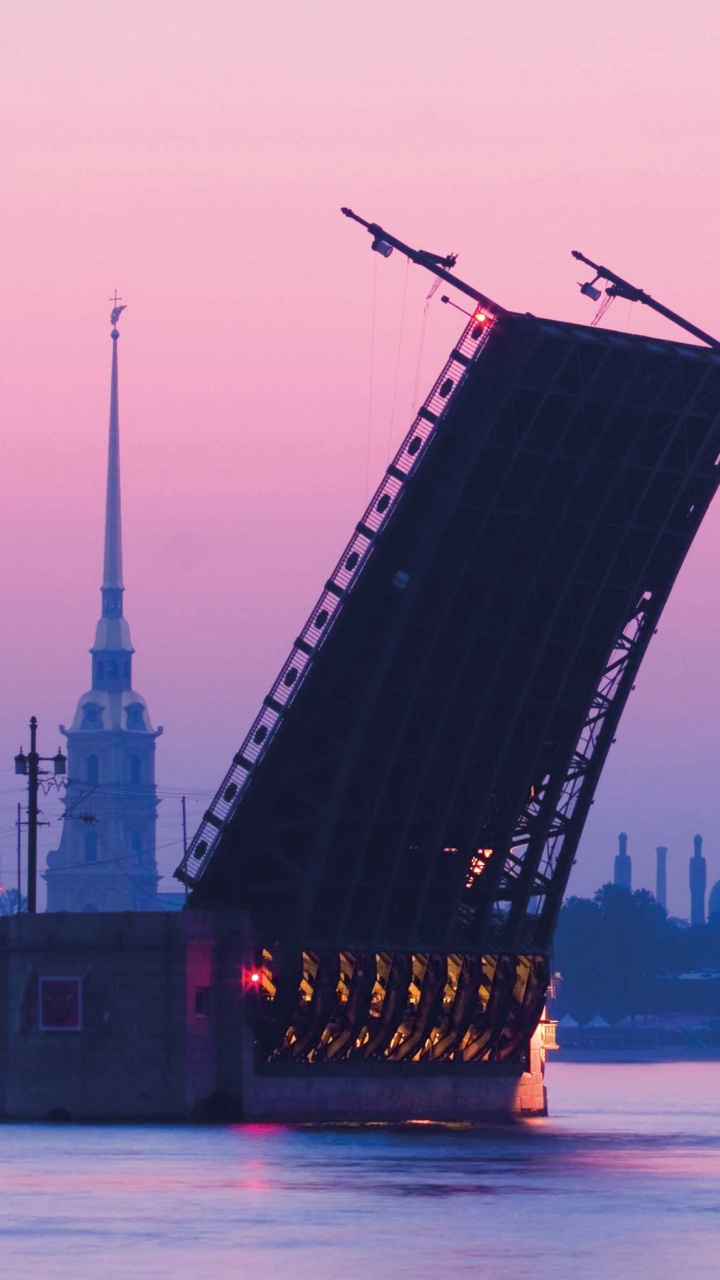 Tagsüber Schwarzes Und Braunes Schiff Auf See. Wallpaper in 720x1280 Resolution